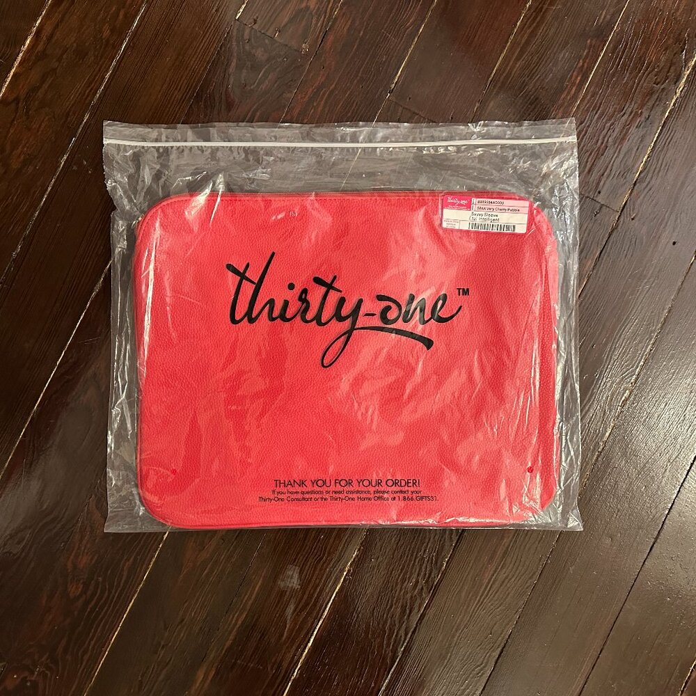 Thirty One Savvy Sleeve Very Cherry Pebble New in Package
